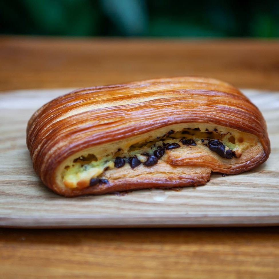 Massa folhada recheada com gotas de chocolate e creme patissière.