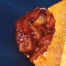 Maçã caramelizada açúcar e canela na massa tradicional polvilhado com açúcar e canela