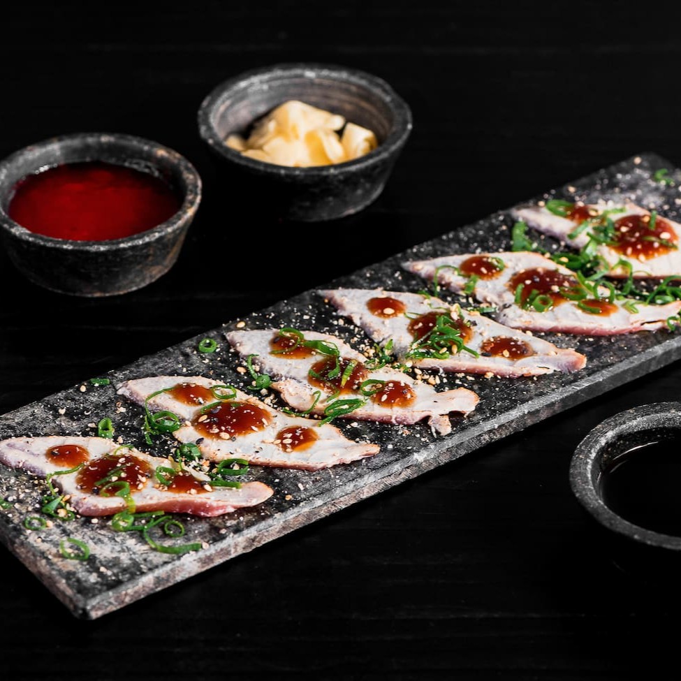 Lâminas de atum maçaricado, finalizado com teriaky e farofa de gergelim.