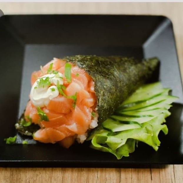 Alga de nori, arroz japones cream cheese e cubos de salmão
