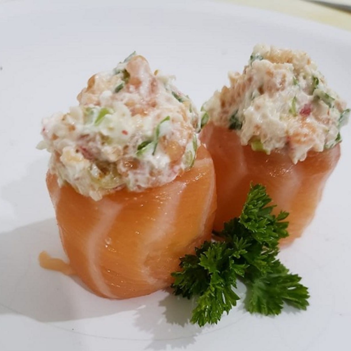 Salmão, arroz com Tartar de salmão com kani, creem cheese e cebolinha
