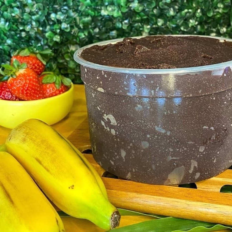 Nosso 'Açaí de 1lt' é uma tentação refrescante, aclamado como o 'Melhor Açaí da Região'. Este saboroso manjar é realçado com uma generosa seleção de toppings e frutas frescas, proporcionando uma explosão de sabores ao seu paladar. Nossas caldas, meticulosamente selecionadas, adicionam o toque final a esta obra-prima culinária, tornando-a absolutamente irresistível. É a escolha perfeita para quem deseja uma refeição revigorante, nutritiva e incrivelmente deliciosa. Não deixe de experimentar esta maravilha - permita que nosso Açaí conquiste seu coração!
