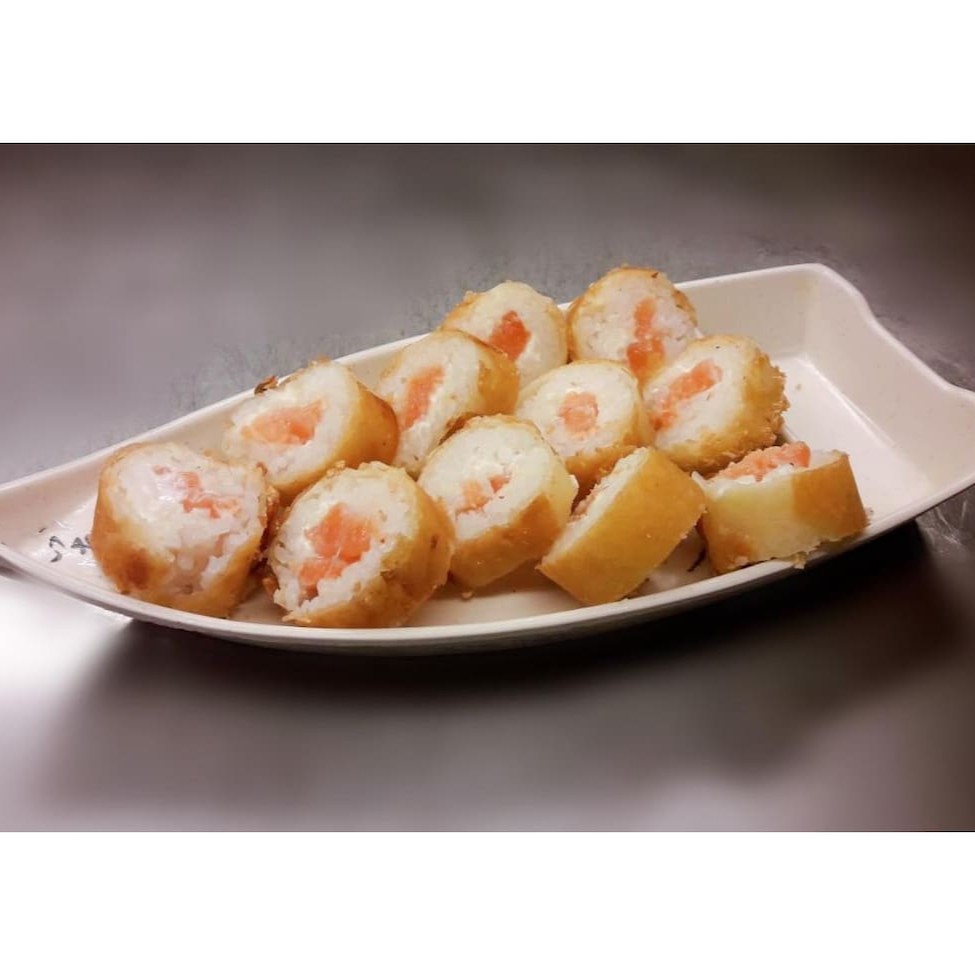 Enrolado de arroz, salmao e cebolinha na massa de harumaki.