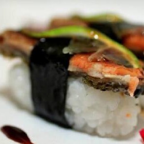 Niguiri cobero com pele de salmão grelhado