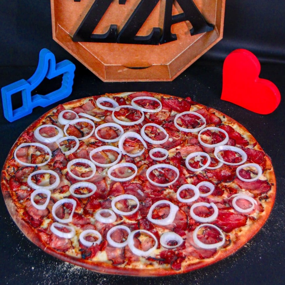 Deliciosa Pizza com Molho da casa, mussarela, calabresa, azeitona e orégano