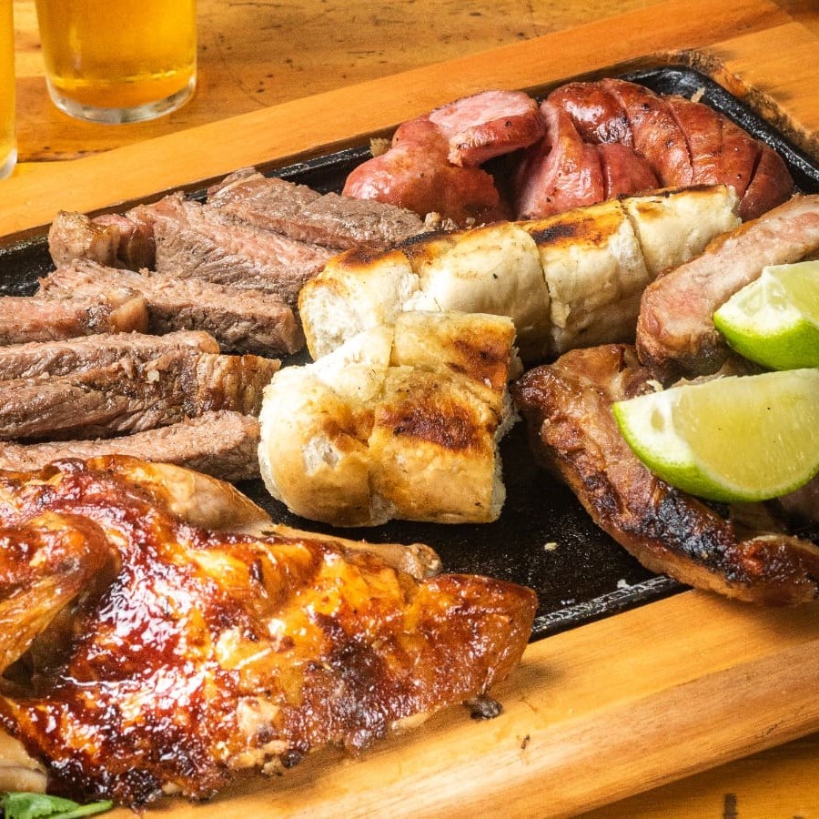 O 'Mistão para 2 de Contra' é nossa estrela entre as promoções. Composto por 300 gramas de arroz branco, perfeitamente cozido, e 300 gramas de batatas, preparadas com esmero. Além disso, conta com um suculento bife, 1 pedaços de frango meticulosamente temperados, 2 pães frescos e 2 linguiças, recheadas com sabor inigualável. Acompanha ainda um generoso pedaço de costela, banhado em nosso molho secreto, e uma porção de farofa crocante. Uma verdadeira festa de sabores para compartilhar!