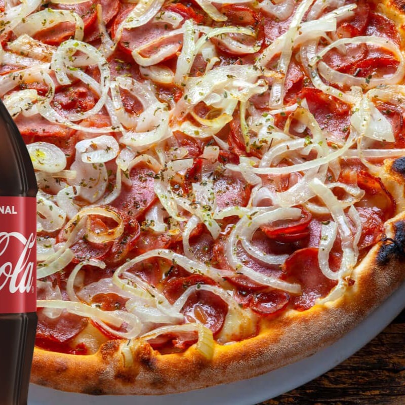Delicie-se com a nossa irresistível Pizza de Calabresa, uma autêntica joia da culinária italiana com impressionantes 40cm de puro sabor. Sua cobertura é feita de um molho especial que realça a suculência da mozzarella derretida e o paladar marcante da calabresa Seara Gourmet. Os toques crocantes de cebola e a frescura do orégano dão um acabamento perfeito a esta obra-prima gastronômica. Para aperfeiçoar a experiência, acompanha uma Coca-Cola de 1,5l, refrescante e revigorante. Ótima opção para um jantar delicioso e econômico, esta pizza é a escolha perfeita para os verdadeiros amantes da cozinha italiana.