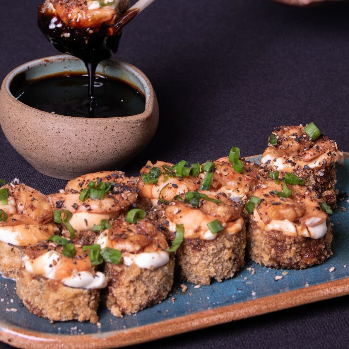 A supremacia dos hots. São 10 peças de hot de camarão cobeeertos de cream cheese, mais camarão, gergelim, cebolinha e teryaki. A combinação perfeita para sua refeição.