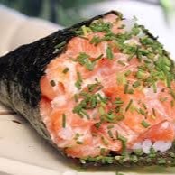 Temaki de salmão, com cebolinha e arroz - 1 unidade    ----------tags------------- Sushi/japa/culinária japonesa/sushi em casa / promoções/makimonos/Philadelphia/filadélfia/hot filadélfia/ hot Philadelphia/sunomono/entre grátis/combinados/Carpaccio/cevite/sashimi de salmão/sushi por 1 real / promoção de hot/temaki/yakissoba