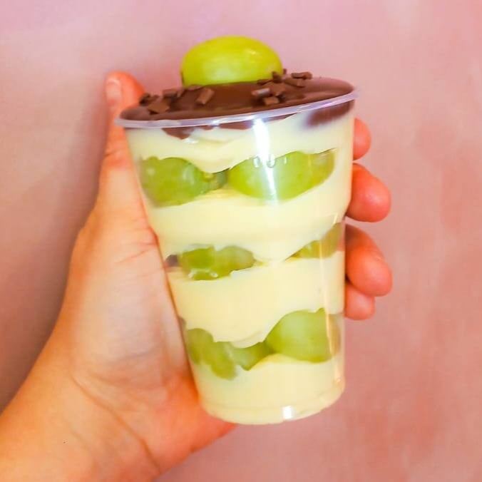 Uma deliciosa combinação, nosso bombom de uva no copo vai te surpreender. Brigadeiro branco  cremoso com uvas verdes sem caroço, finalizado com nossa deliciosa ganache de chocolate. Copo de 200ml, peso aprox de 300g. ( nova embalagem)