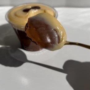 Camadas de creme de chocolate, brigadeiro ao leite e brigadeiro branco. Cremoso e irresistível! ~Não escrevemos Bilhetes sem a compra do mesmo que está disponível no começo e final do cardápio. A Cake Shot não altera e/ou adiciona ingredientes aos produtos já formulados. - 300g Copo da felicidade - bombom no copo