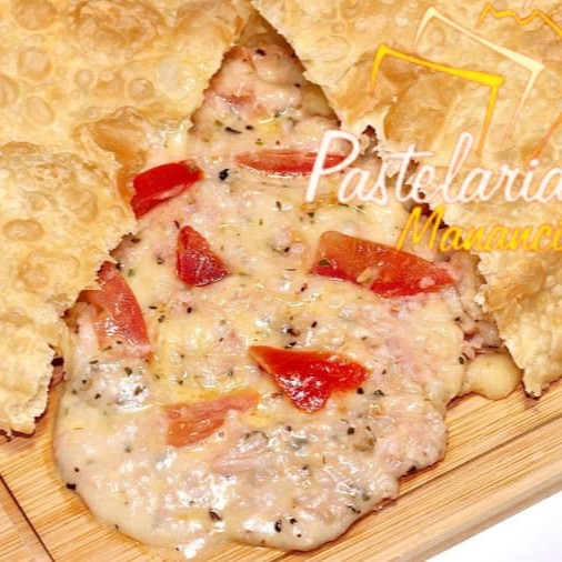 O pastel gigante mais famoso de Jacarepaguá!  São 30cm e muito recheio de Queijo Mozzarella, Presunto, Tomate e Orégano.