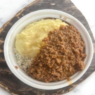 Quentinha de isopor : Carne moida com molho de tomate , arroz branco , feijão preto e purê de batata
