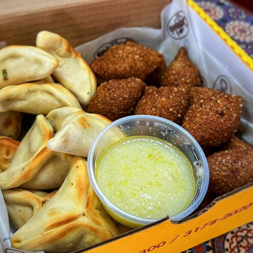 5 Esfiha de Carne - 5 Esfiha de Queijo - 5 kibe de Carne - 5 Kibe de Requeijão  Acompanha Molho de Alho Especial da Casa  *tamanho petisco  #tags: salgado - comida - árabe - habib - esfirra - aniversário - comemoração - evento  Serve até 5 pessoas