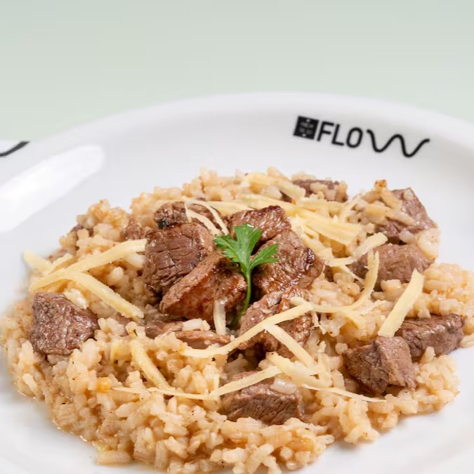 Clássico e irresistível! Um risoto cremoso e rico em sabor, feito com queijo parmesão de alta qualidade, que traz uma textura aveludada e um toque levemente salgado. Acompanhado de medalhões de filé mignon macios, grelhados no ponto perfeito para derreter na boca. Uma combinação sofisticada que une conforto e elegância em cada garfada.