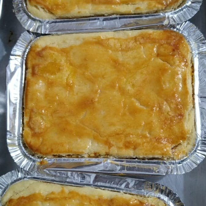 Saboroso empadão feito com massa leve e amanteigada com um recheio cremoso de frango e requeijão. Atenção: Não acompanha bebida gelada. Sugestão de consumo para 01 pessoa - vasilha de 220g.  refeição empadão frango queijo  lanche salgado saboroso amanteigado