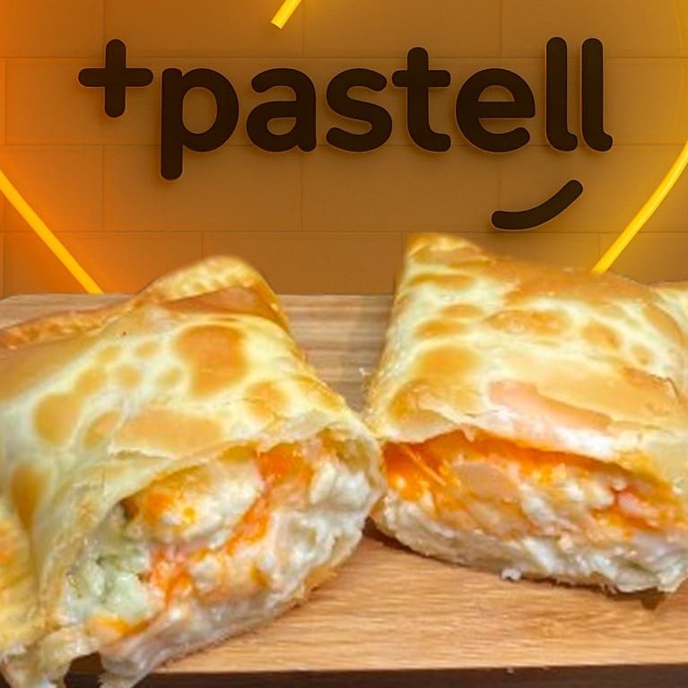 Delicie-se com o irresistível 4 Queijos! Uma massa de pastel de aproximadamente 15cm, sequinha e crocante, com um sabor diferenciado. Recheada generosamente com os melhores queijos: Catupiry, Cheddar, Minas e Mussarela. Um prato perfeito para os amantes de queijo e uma excelente opção na nossa promoção.