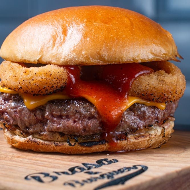 Um sanduíche que agrega muito valor, o destaque fica para o nosso e exclusivo Ketchup de Goiabada defumado (produzido por nós).  Pão de Brioche Carne 160g Queijo cheddar 3 anéis de cebola Pra fechar nosso Ketchup de goiabada defumado.