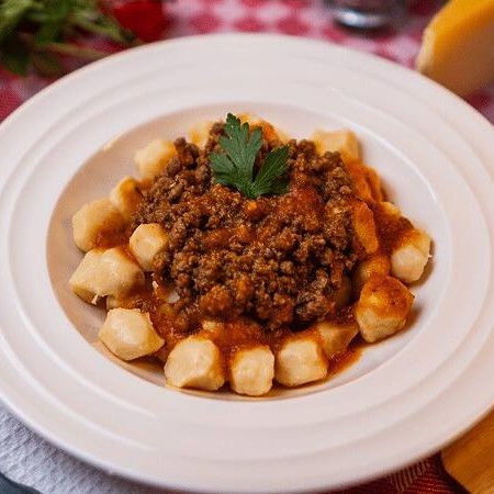 Nhoques macios e caseiros, combinados com o nosso rico e tradicional molho à bolonhesa de carne moída cozida lentamente. Um prato clássico, reconfortante e cheio de sabor!