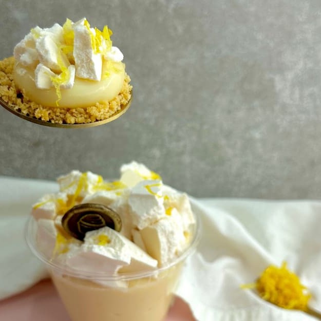 Composto por uma base de biscoito, mousse de limão e lascas de suspiros A Cake Shot não altera e/ou adiciona ingredientes aos produtos já formulados. Escrevemos bilhetes Apenas na compra do mesmo que está disponível no começo do cardápio. Copo da Felicidade - Shot - Limão - Bombom no copo - Promoção - Frete Grátis