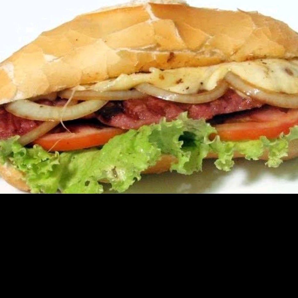 Pão com Linguiça acompanhado com alface,e vinagrete.