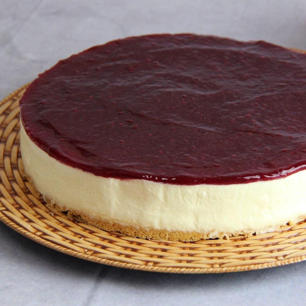 Delicioso creme de queijo sobre fina camada de biscoito e coberto com geléia de amora.   Diâmetro de 24 cm servindo aprox. 20 fatias.