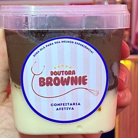 Muito brownie recheado com metade de um delicioso creme de leite Ninho e outra metade uma ganache 50% cacau