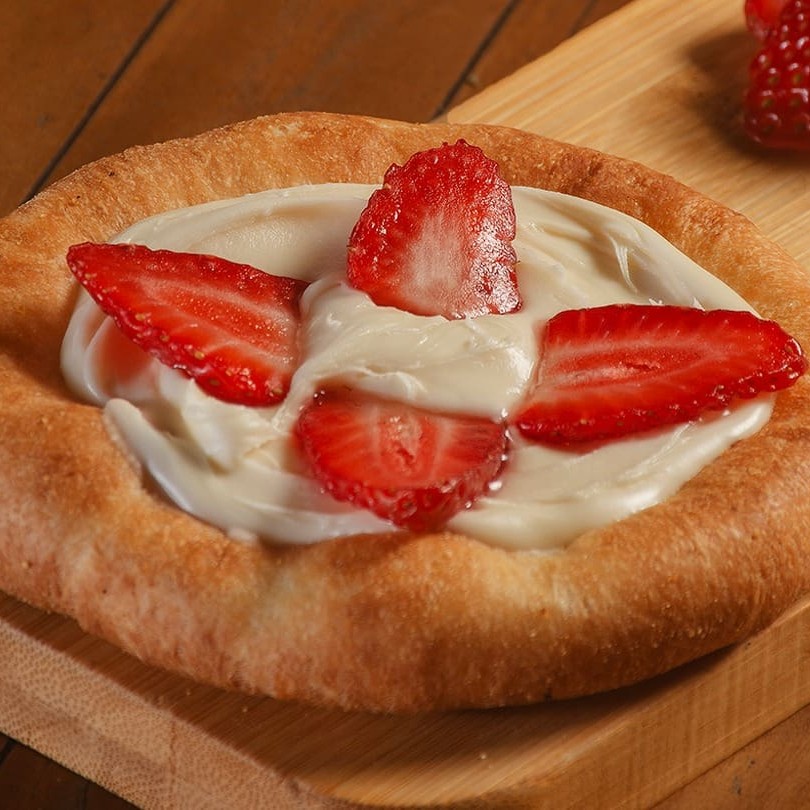 Chocolate branco com fatias de morango