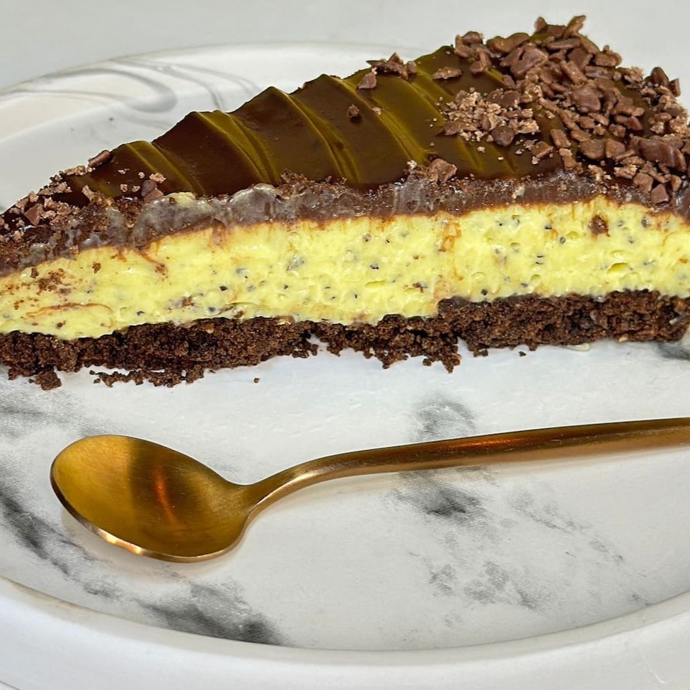 Base de biscoito com chocolate, mousse de maracujá e ganache de chocolate meio amargo