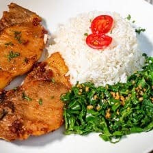 Este prato, requintado e saboroso, é composto por um carré suculento e bem temperado, acompanhado da clássica couve mineira, delicadamente preparada. Para complementar, temos o arroz soltinho, o feijão caseiro e a nossa farofa da casa, resultando em uma combinação perfeita e irresistível. Cada ingrediente é cuidadosamente selecionado e preparado, garantindo a autenticidade e a qualidade que só a nossa cozinha oferece. Venha deliciar-se com esse prato que é um verdadeiro clássico da culinária brasileira.