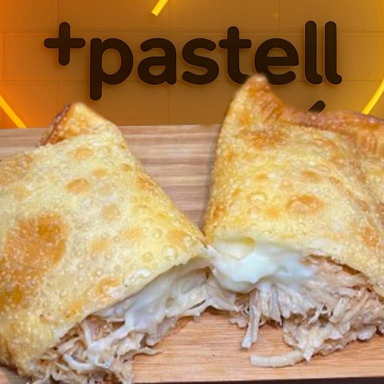 Delicioso pastel de massa crocante, recheado generosamente com suculento frango desfiado e tempero caseiro, finalizado com o irresistível requeijão Crioulo. Aproveite essa promoção e se delicie com esse saboroso prato de dar água na boca!
