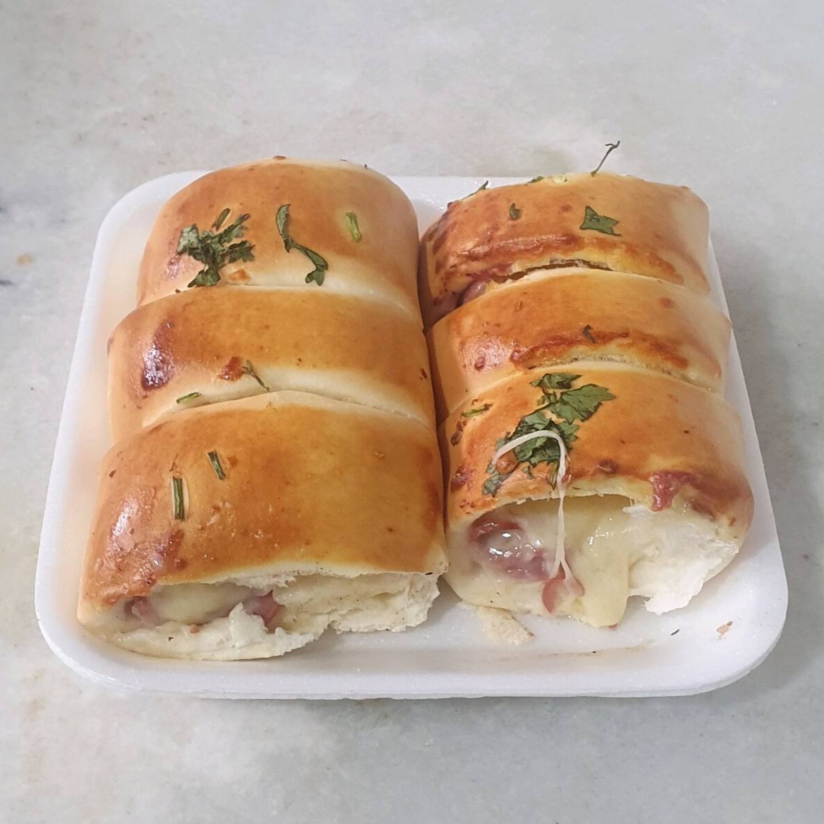 Massa macia e levemente crocante, recheada com calabresa temperada e sabor marcante. Uma delícia irresistível!