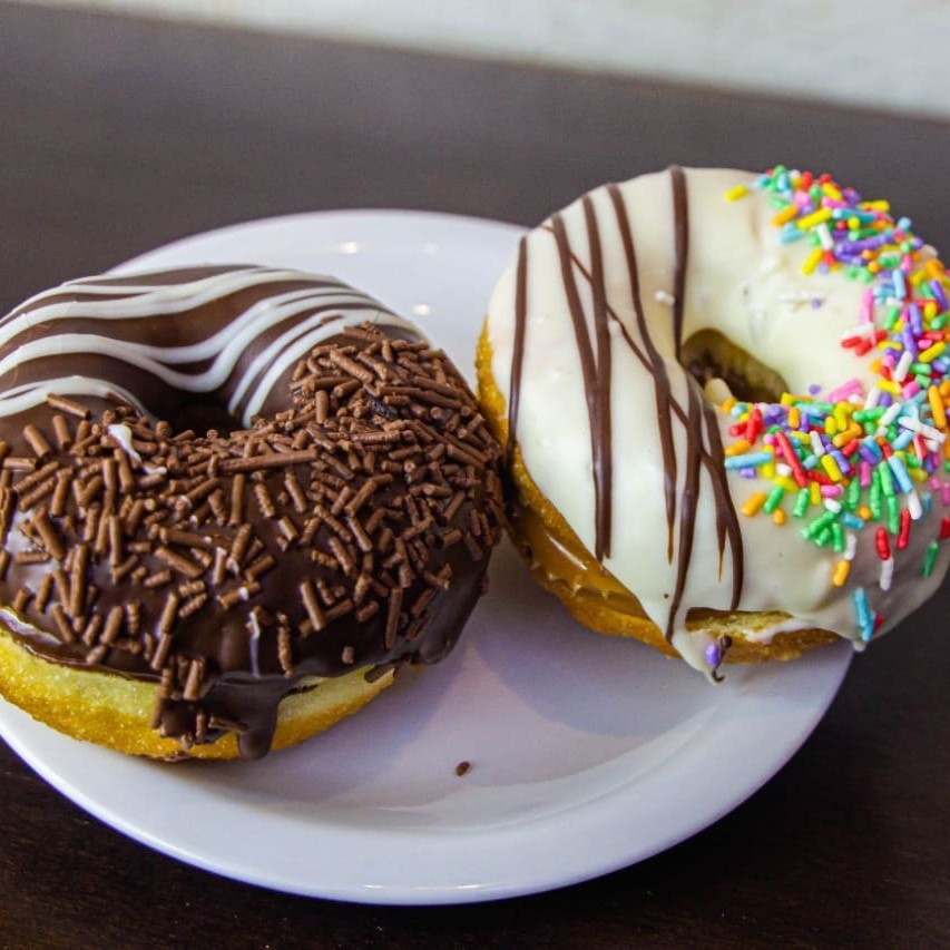 Deliciosos donuts no sabor doce de leite ou chocolate. *Unidade.
