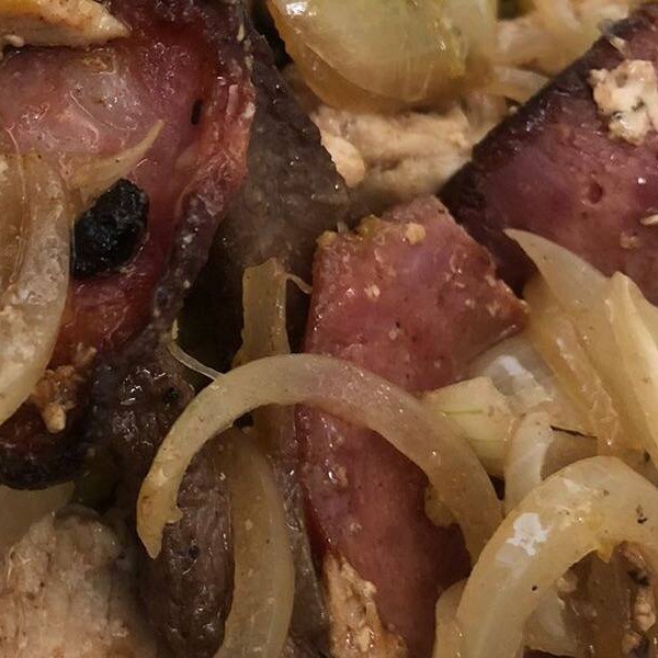 Tiras De Carne, Tiras De Frango, Linguiça, Farofa E Batata Frita Obs: Porçao Para 1 Pessoa