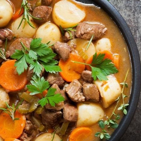 Com aipim, abobrinha, abóbora, repolho, batata doce, cenoura, chuchu, batata inglesa, inhame e milho.   - Acompanhamentos grátis: torradas, molho de pimenta (em sachê), colher e guardanapos.