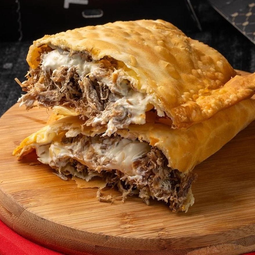 Delicioso pastel de carne seca desfiada  Pastel com aproximadamente 19cm.