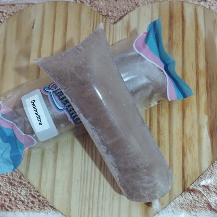 Um sorvete delicioso de Ovomaltine, com uma textura incrivelmente cremosa e o sabor inconfundível de malte e chocolate. O Ovomaltine complementa a cremosidade do sorvete e também é marcante no recheio crocante, criando uma experiência de textura e sabor que  é viciante, Uma verdadeira explosão de prazer para os fãs de chocolate.