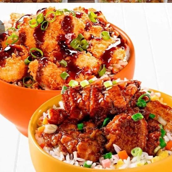 Base De Arroz Japonês, Salmão Crocantes Cortado Em Cubinhos Empanado Na Farinha Panko Com Cobertura De  Molho Tare, Chip De Batata Doce, Couve Crispy E Sunomono