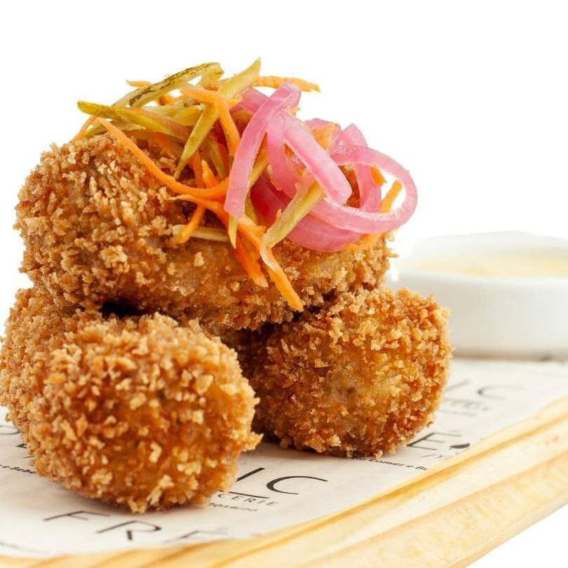 8un de croquetes cremosos de queijo parmesão. Acompanha pikcles de legumes e molho aioli.