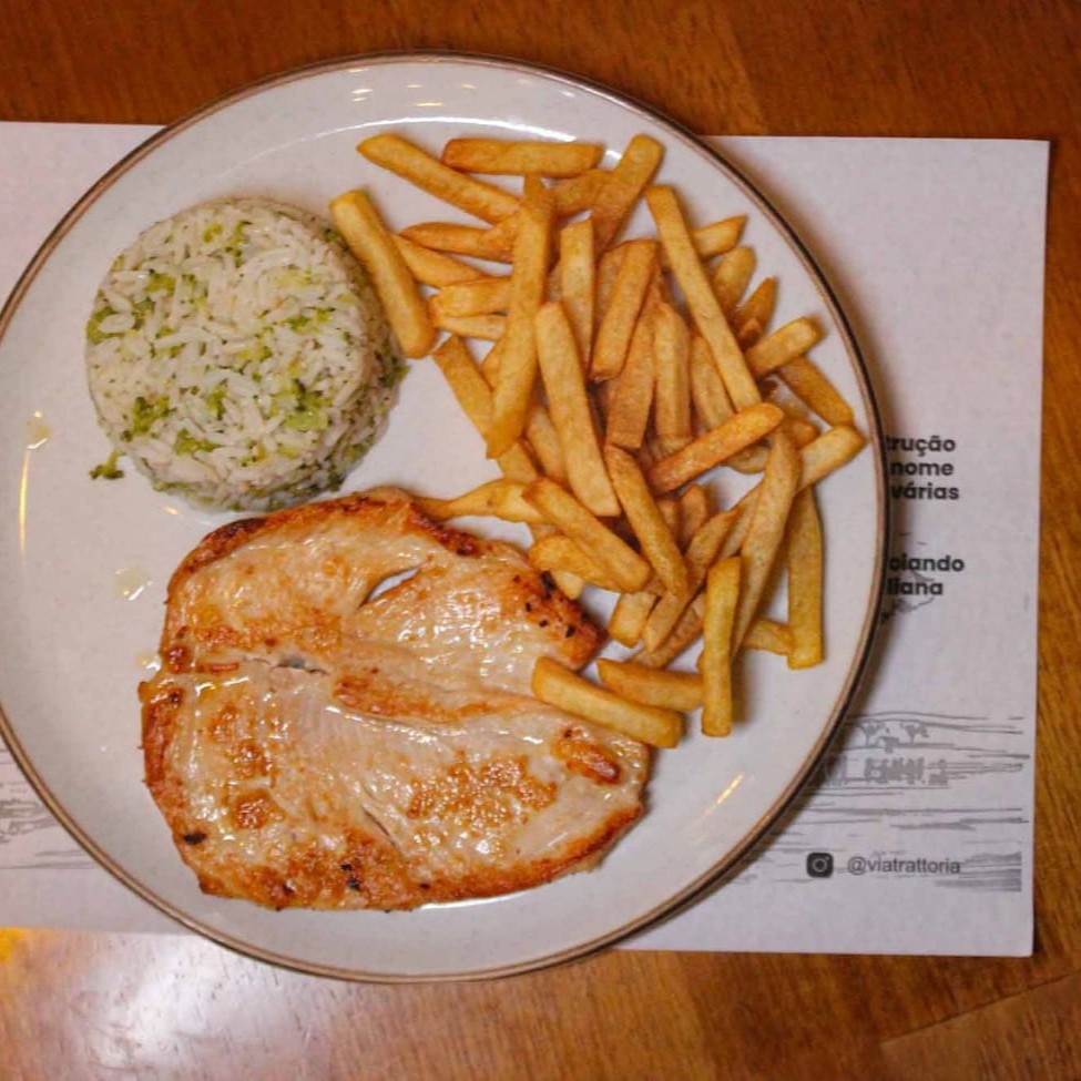 Filé de peito de frango , arroz de brócolis e salada da casa  *Não acompanha fritas