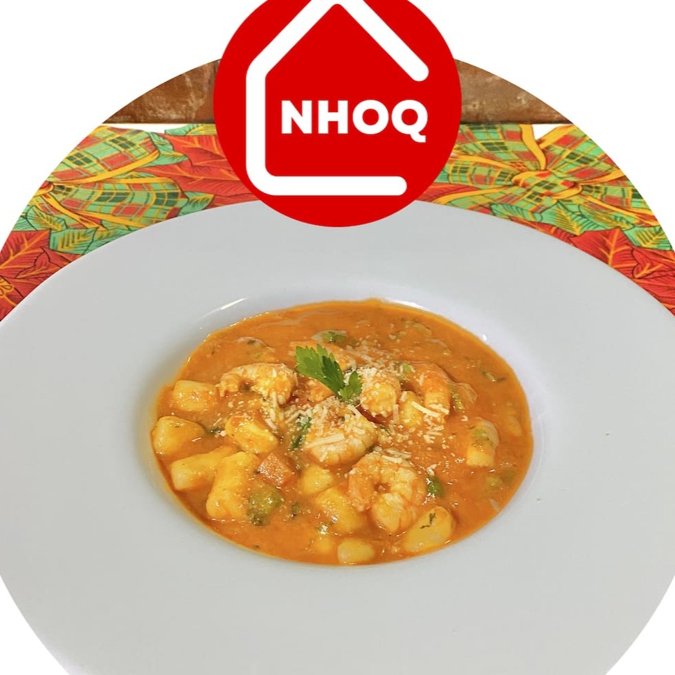 Sabor inconfundível, uma verdadeira delícia que vai te transportar para a beira da praia!  Nhoque artesanal de batata, suave e leve, combinado com um molho cremoso de camarões frescos, preparadinho com alho, azeite de oliva e um toque de pimentão. Finalizado com ervas frescas e um leve toque de queijo parmesão para intensificar a experiência. Embalagem especial e bem lacrada. Serve até 1 pessoa.