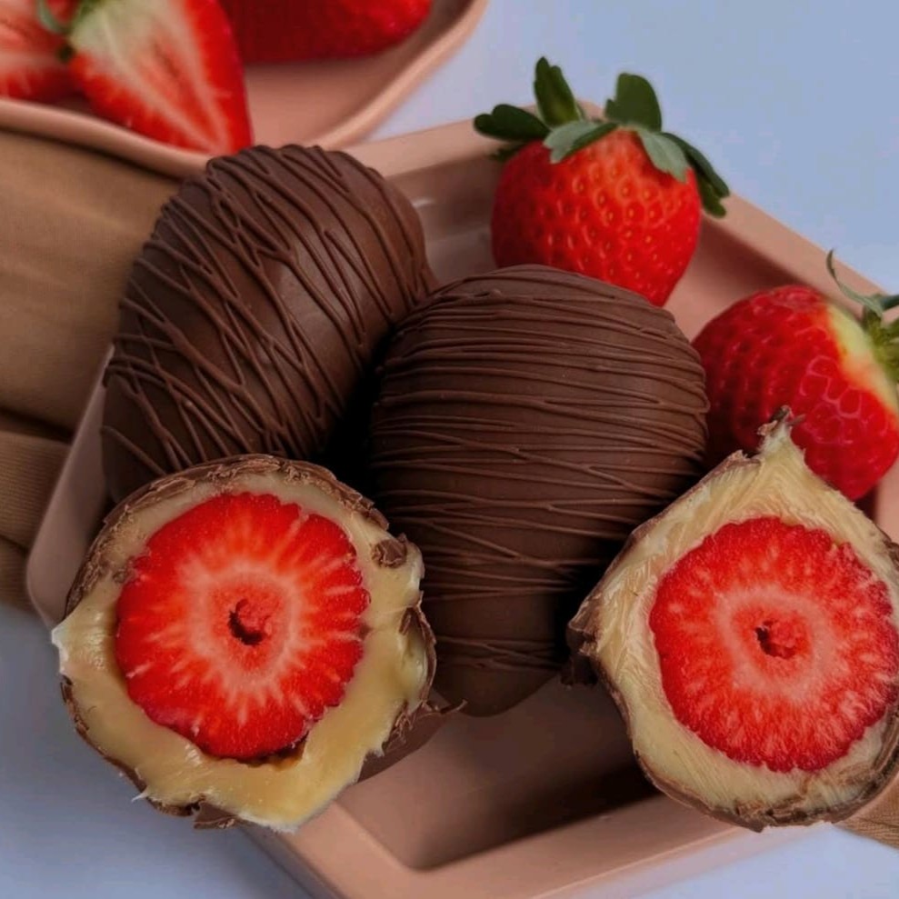 Morango fresco envolvido por nosso cremoso brigadeiro branco e finalizado com casquinha de chocolate blend