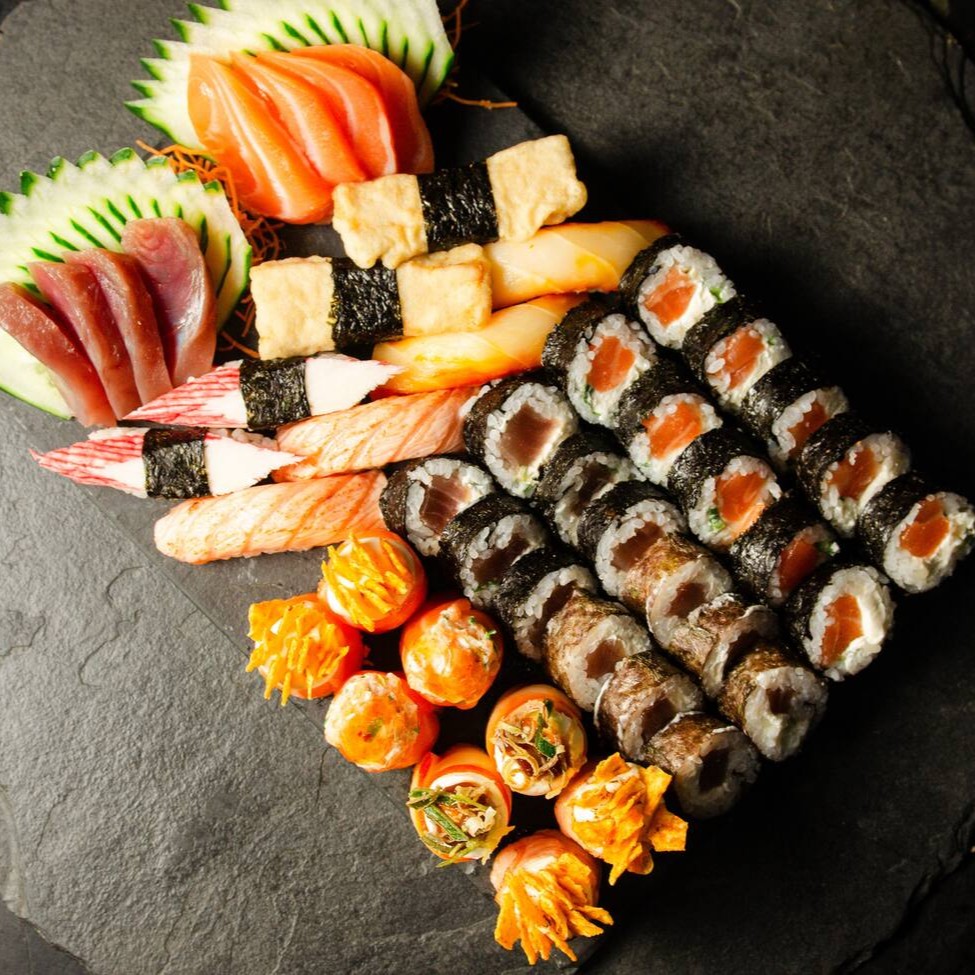 Personalize o seu rodízio de comida japonesa com entrada, 8 joe, 8 sashimis, 24 rolls, 6 sushis e sobremesa!