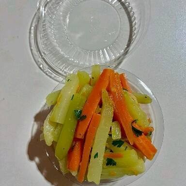 Cenoura e chuchu Temperada com salsa, azeite, vinagre e sal.