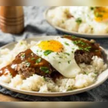 Alcatra suculenta, delicadamente temperada e derretendo na boca ovo estalado por cima. Acompanhado por arroz fresquinho, feijão com tempero especial e  farofa de bacon.