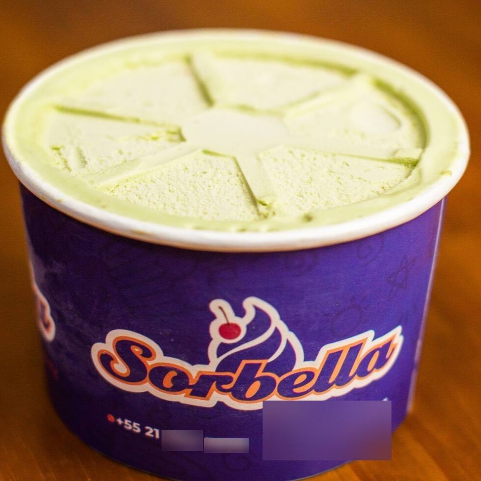 Gelato artesanal de pistache, cremoso e sofisticado, feito com ingredientes selecionados para um sabor autêntico e irresistível.