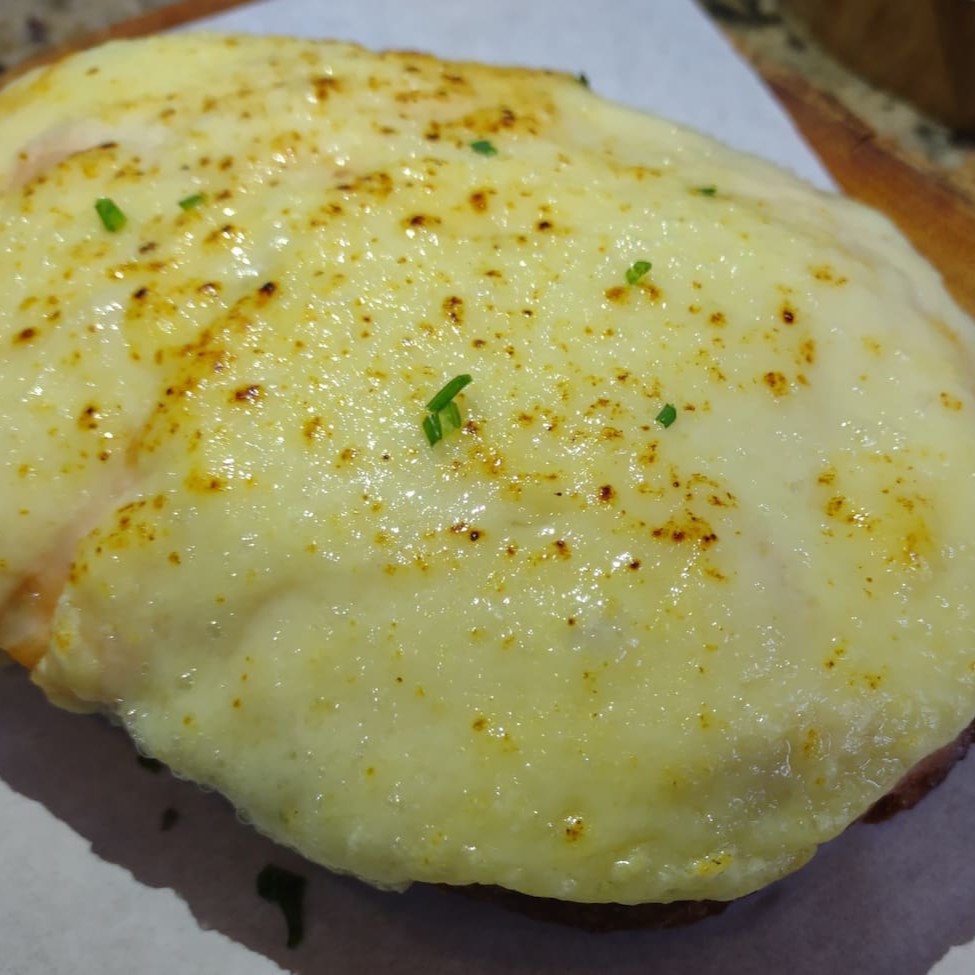 Queijo gruyére, presunto, mostarda dijon e molho béchamel no sourdough