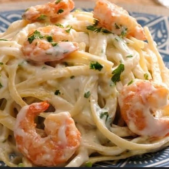 Delicioso  Espaguete  no alho e óleo  Coberto com um Molho branco, mussarela , camarão, salsa e alho Frito pra finalizar    Embalagem  especial   Que vai ao Micro-ondas    Aproximadamente  600 gr