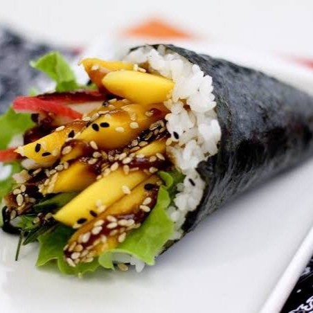 Cone de alga, arroz, kani, pepino japones, manga e gergelim.