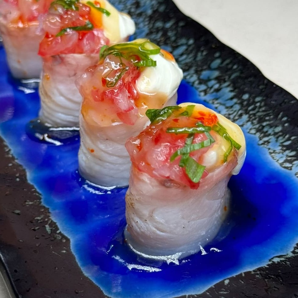 Delicie-se com o sabor suave e sofisticado do Joy Peixe Branco! São 2 unidades de peixe branco fresco, preparadas com maestria, maçaricadas e topode gravilax e cream cheese finalizado com molho tarê citrico e cebolinha.